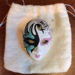 Pin- theatre style mask